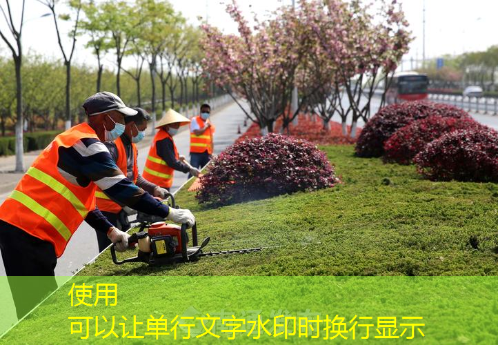 穿红色比基尼拿着网球拍跑